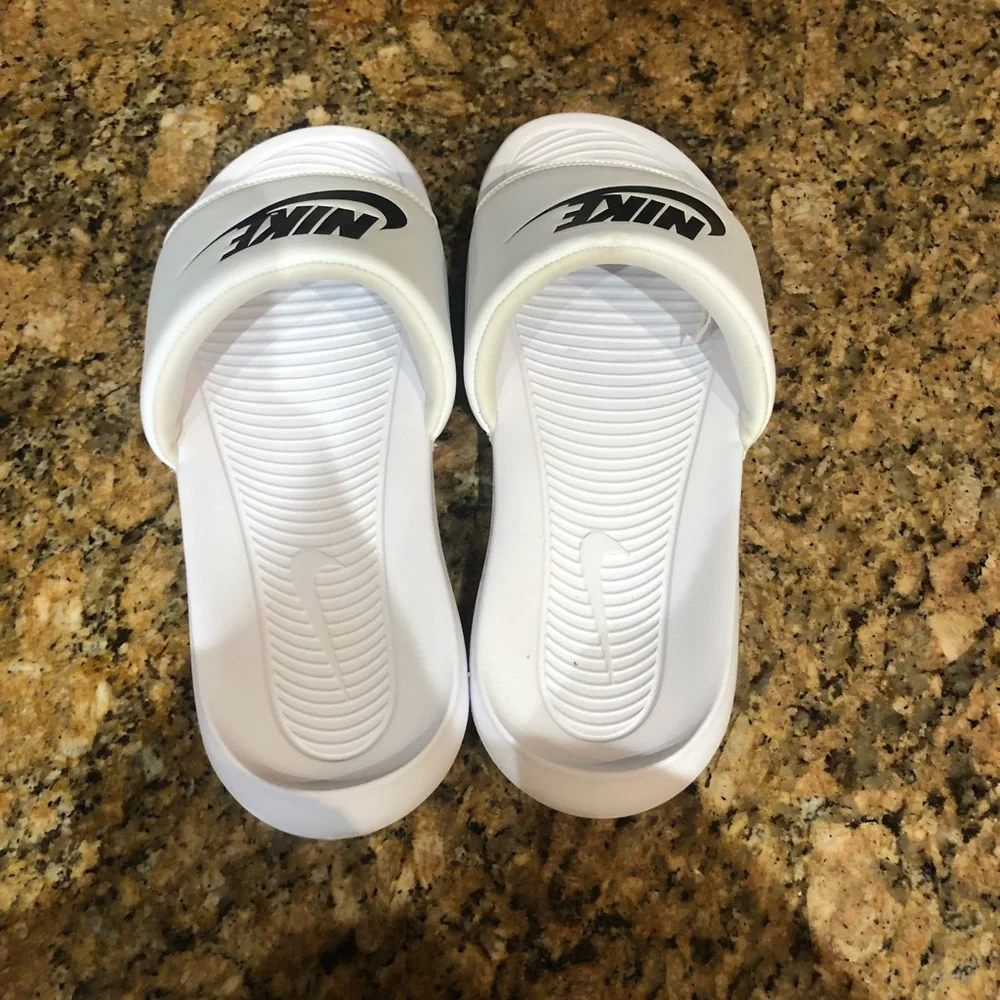 White Nike slides - Picture 2 of 4